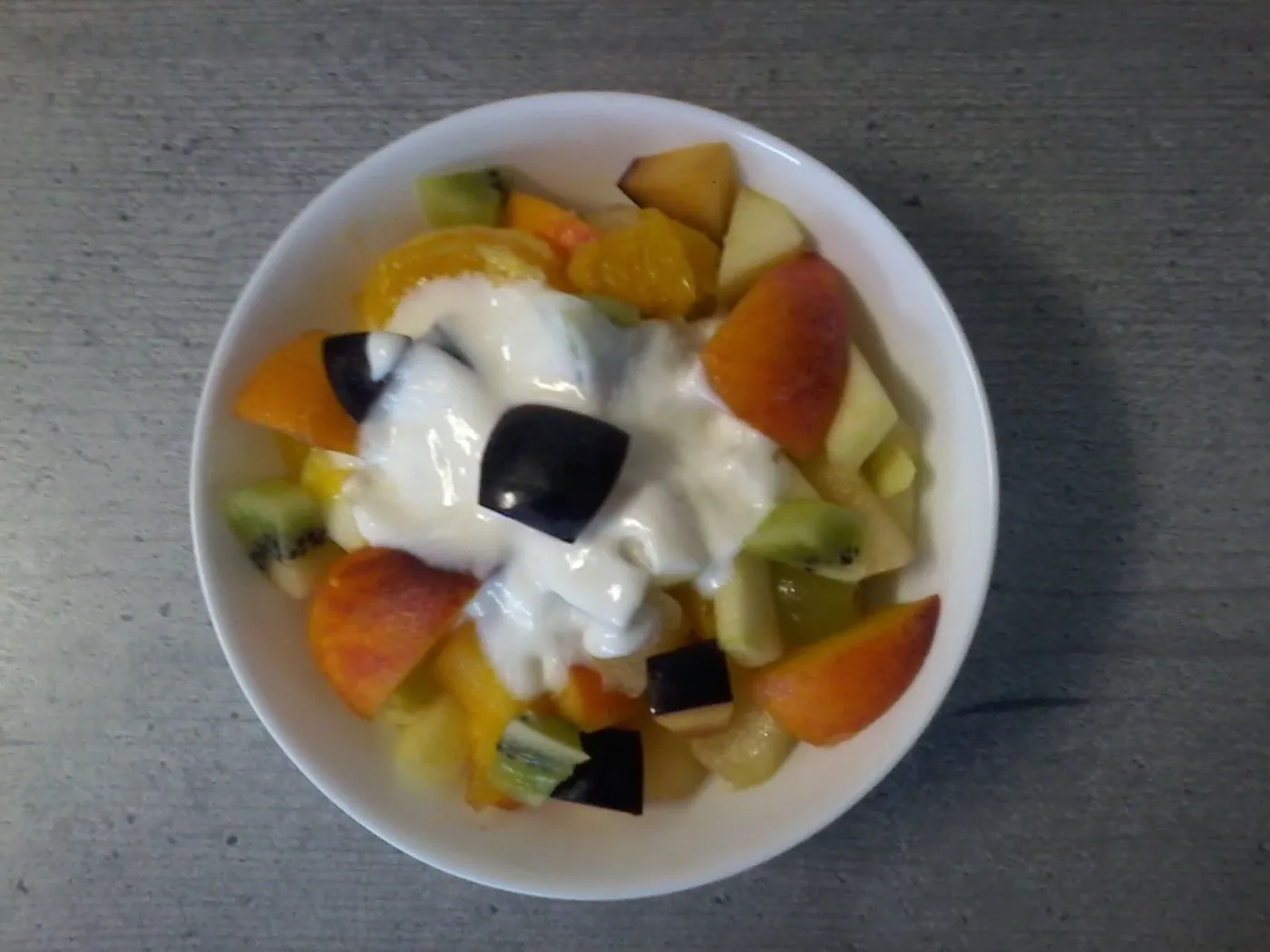 Frischer Obstsalat mit Joghurt.