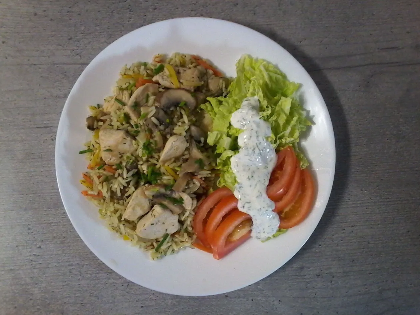 Hähnchen-Gemüse-Reispfanne mit Tomaten und Kräuterdip.